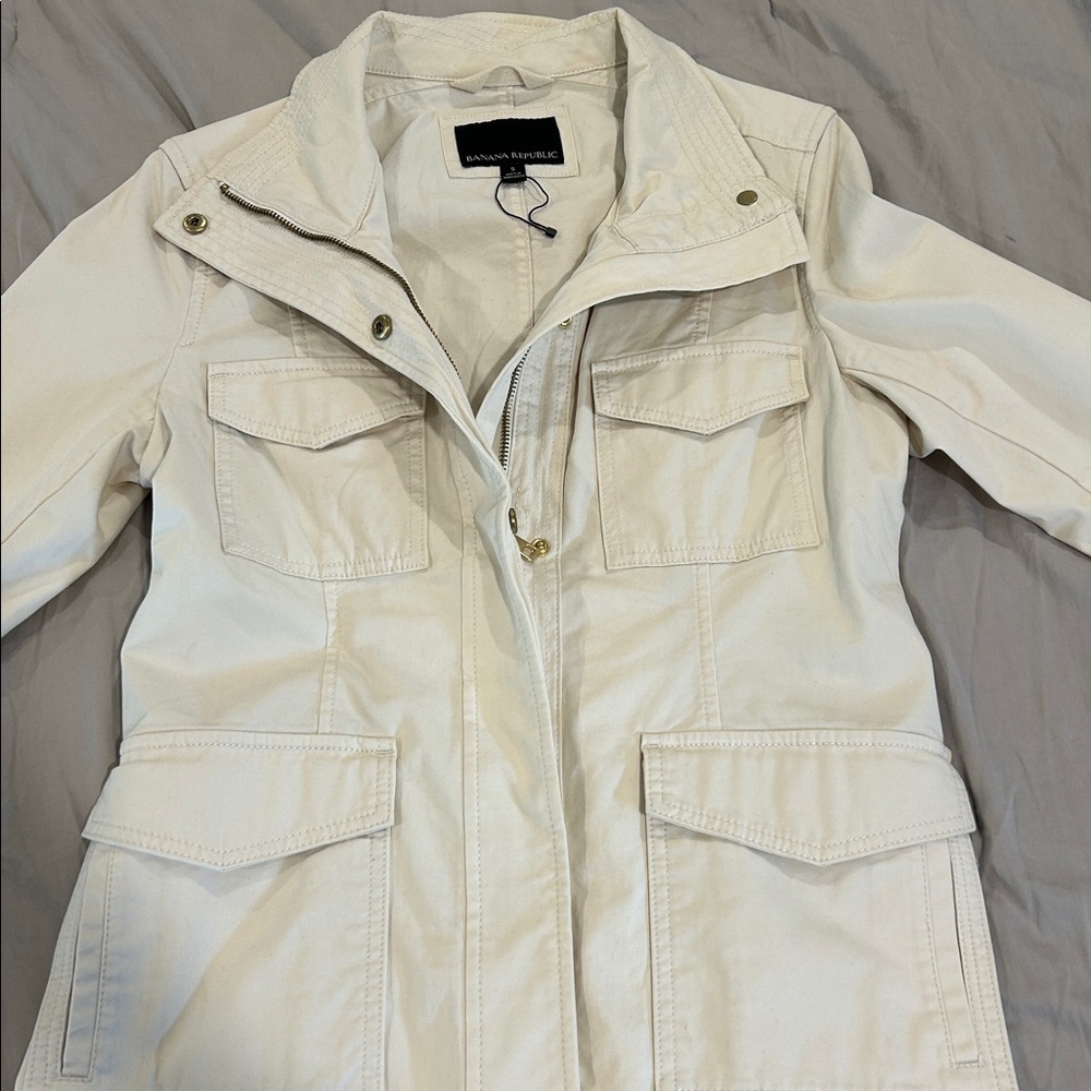 Perfect for Fall 🍂🍁 Banana Republic Women's Cream Cargo Jacket
